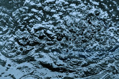 havuza düşen yağmur damlaları