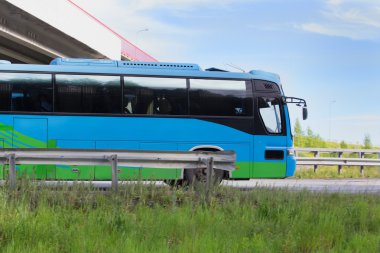 Karayolu Köprüsünün altında üzerinde otobüs gidiyor