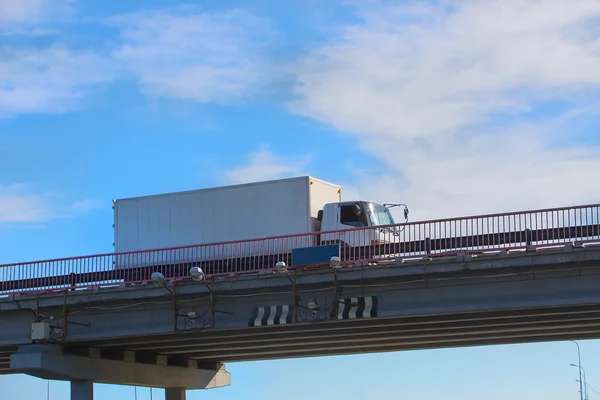 LKW bringt Fracht auf Brücke — Stockfoto