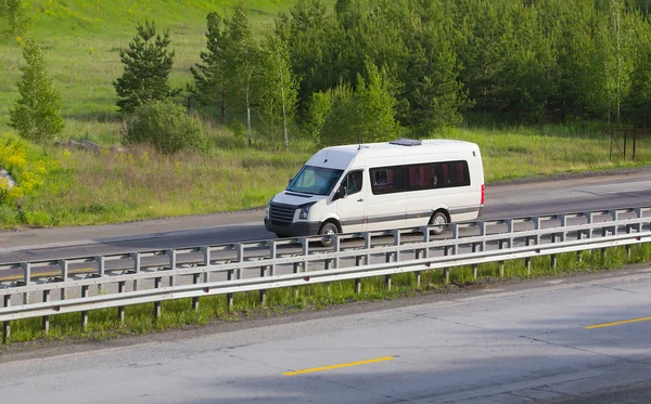 Minibüs şehir otobanına çıkıyor. — Stok fotoğraf