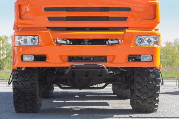 Кабина нового оранжевого грузовика — стоковое фото