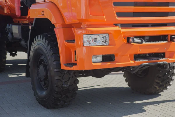 Stuga i orange lastbilen — Stockfoto