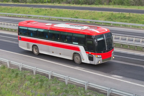 Autobus jede po dálnici — Stock fotografie