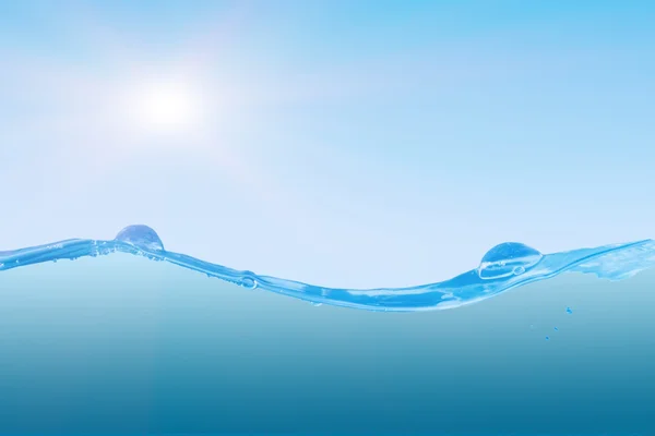Céu azul e água transparente — Fotografia de Stock
