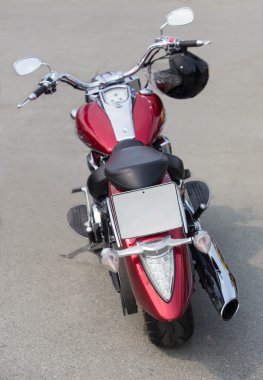 asfalt üzerinde kırmızı motosiklet