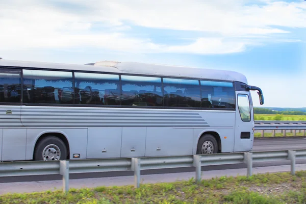 Ônibus vai na estrada do país — Fotografia de Stock