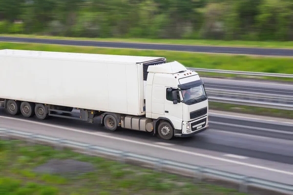 Ciężarówka porusza się po autostradzie — Zdjęcie stockowe