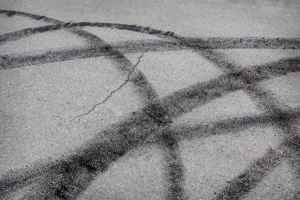 Sporen van rubber van beschermer op asfalt — Stockfoto