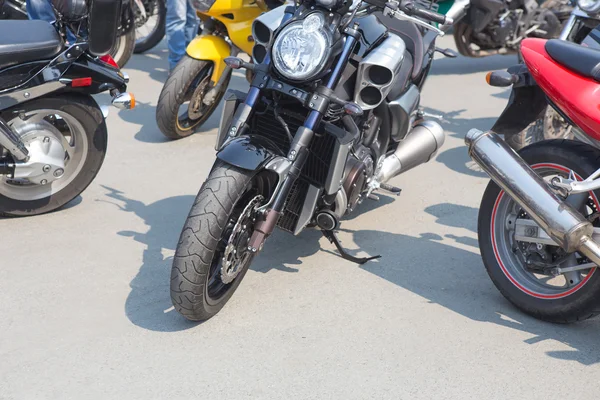 Motocicletas no estacionamento — Fotografia de Stock