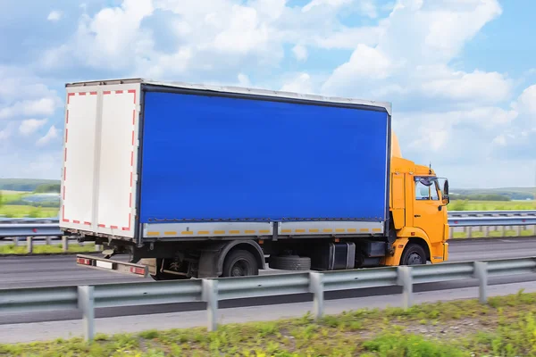 Truck moves on highway — Stock Photo, Image