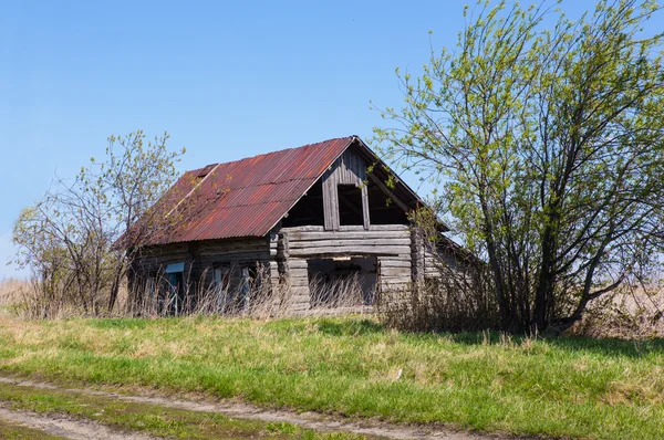 Antigua casa de madera tirada — Foto de Stock