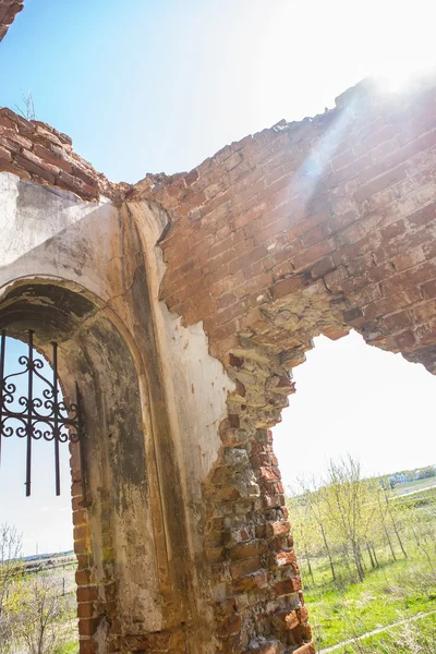 Ruinerna av antika tegelkyrka — Stockfoto