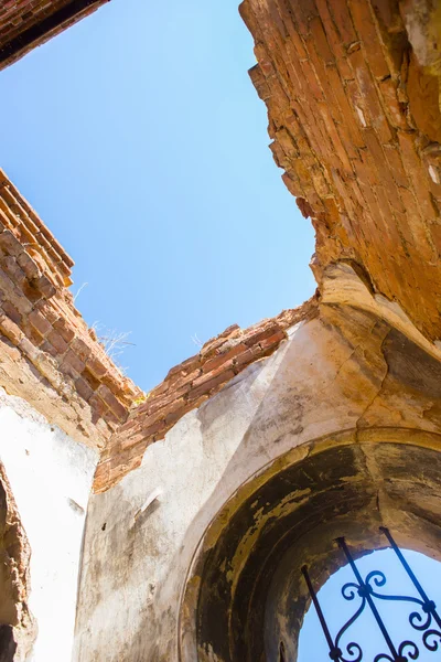 Ruinerna av antika tegelkyrka — Stockfoto