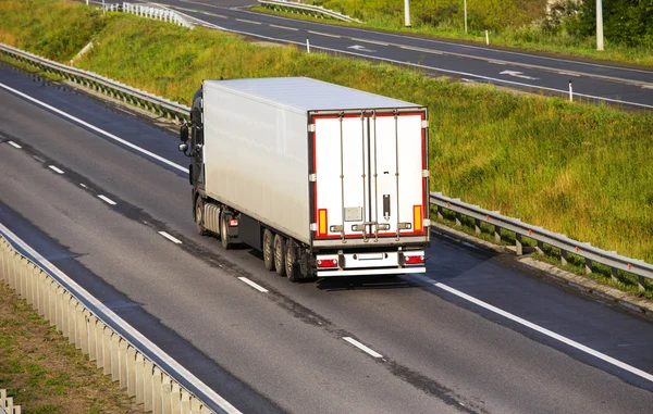 Vrachtwagen beweegt op de snelweg — Stockfoto