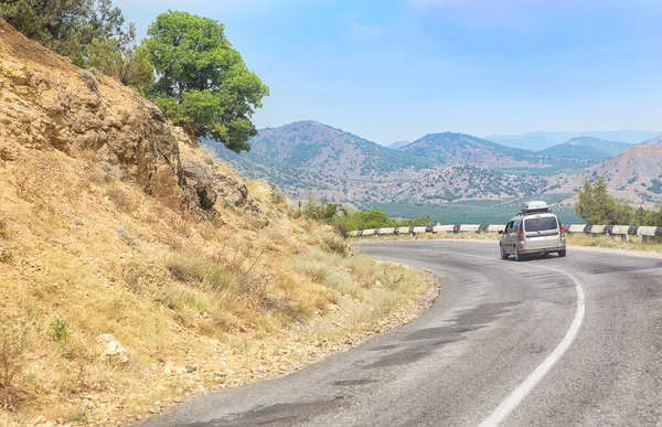 Coches que se mueven a lo largo de carretera de montaña en Crimea —  Fotos de Stock