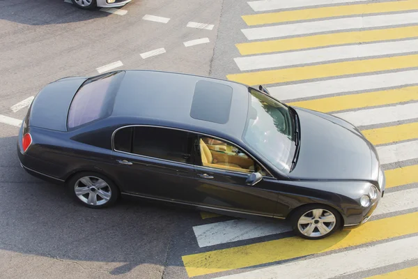 Auto op kruispunt met markering — Stockfoto