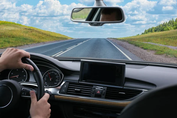 Conductor va en coche por autopista — Foto de Stock