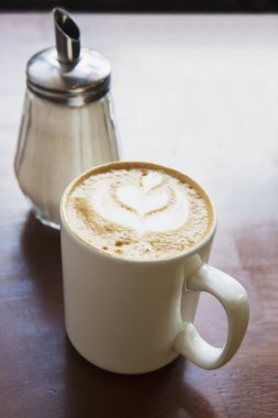 cappuccino kahve Kupası ve şeker kabın içinde