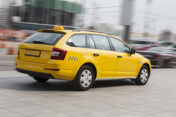 Taxi går på stadens gata — Stockfoto