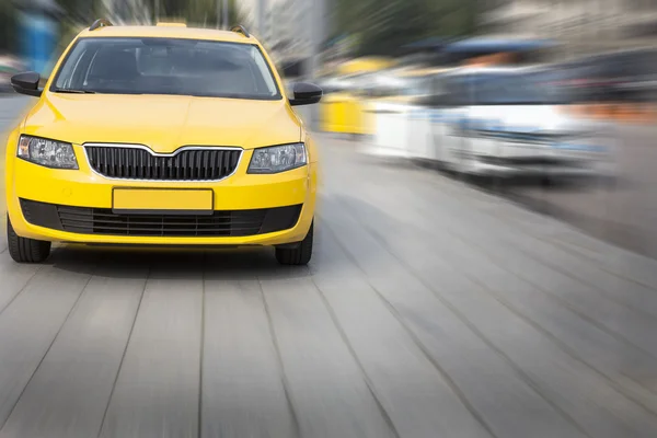 Taxi se déplace sur la rue de la ville — Photo