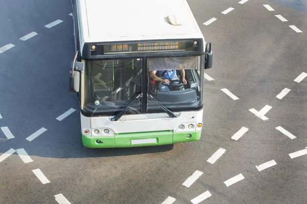 Autobús en la intersección de la ciudad — Foto de Stock