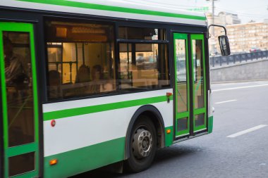 Cadde boyunca otobüs gidiyor