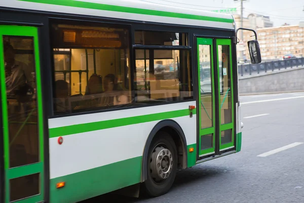 Bussen går längs gatan — Stockfoto