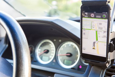 Araba kontrol panelinde Navigator