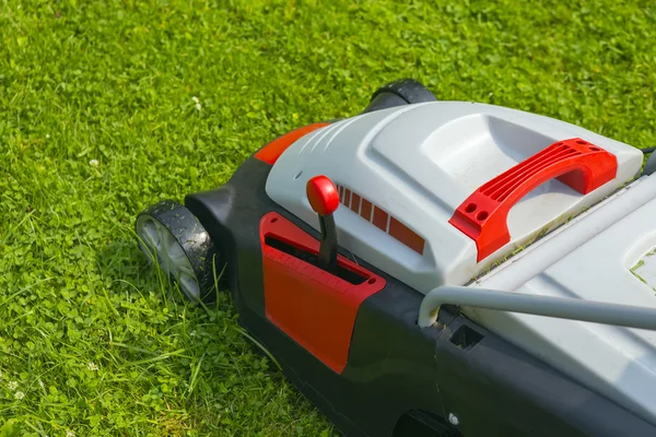 Rasenmäher elektrisch auf grünem Gras — Stockfoto