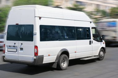 Minibus Şehir Caddesine Gidiyor