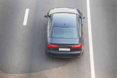 otoyolda araba gider