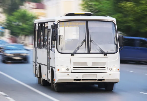 Beyaz şehir otobüs — Stok fotoğraf