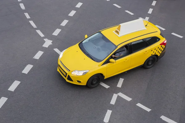 Gele taxi beweegt op de stad — Stockfoto