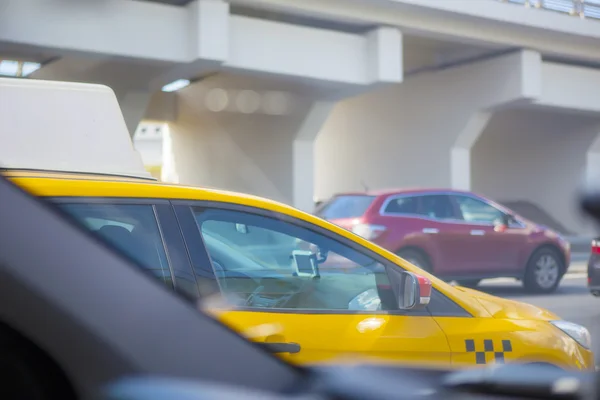 Taxi se pohybuje na náměstí — Stock fotografie