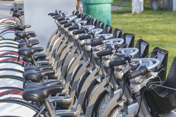 Alugar bicicletas na rua — Fotografia de Stock