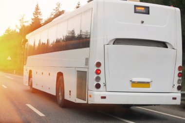 Turist otobüsü karayolu üzerinde gider