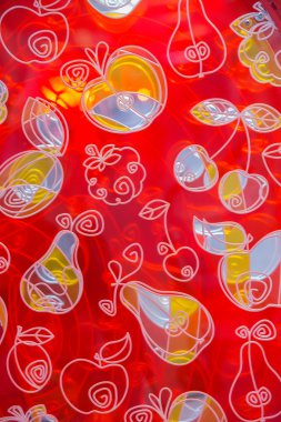 kırmızı şeffaf cam üzerinde çizim meyve