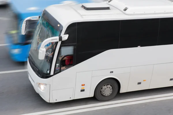 Dos autobuses van por la autopista — Foto de Stock