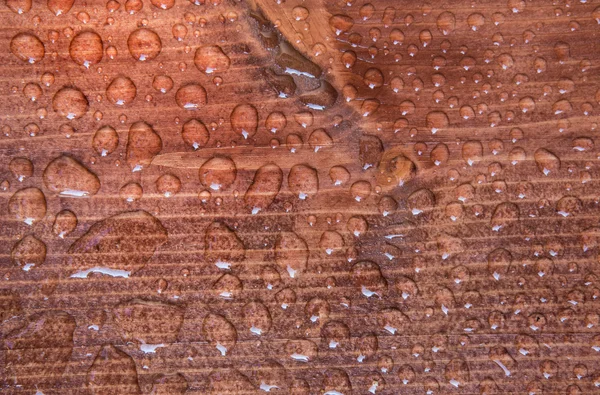 Ahşap tahta üzerinde su damlaları — Stok fotoğraf