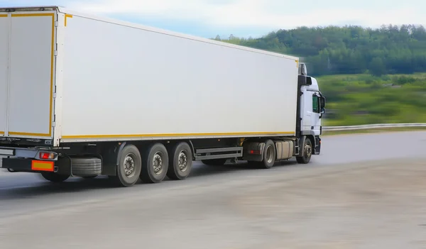 Lastbil flyttar på land motorväg — Stockfoto
