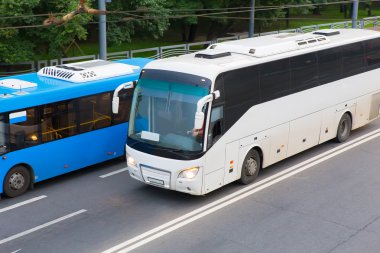 iki otobüs karayolu üzerinde gidin