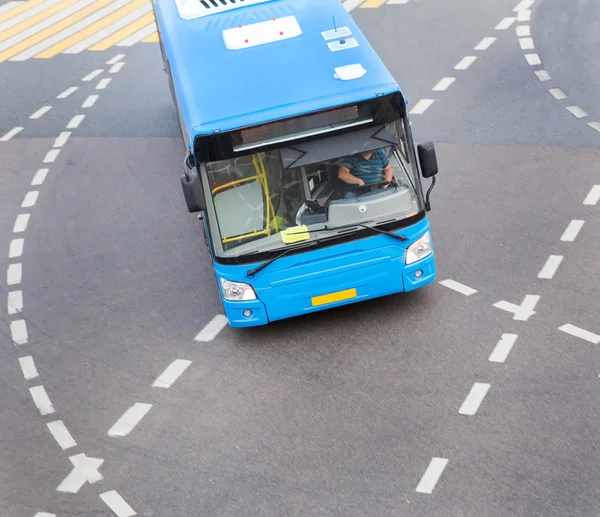 Autobús en la intersección de la ciudad — Foto de Stock