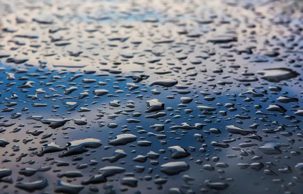 Gotas de água na superfície escura — Fotografia de Stock