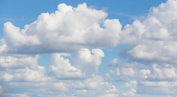 Blauwe lucht met wolken — Stockfoto