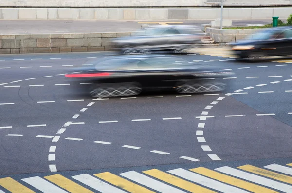 Verkeer van auto op kruispunt in de stad — Stockfoto