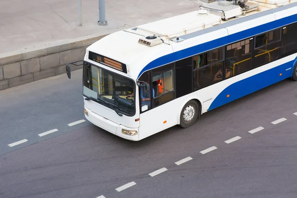 Autobus v městské křižovatce — Stock fotografie