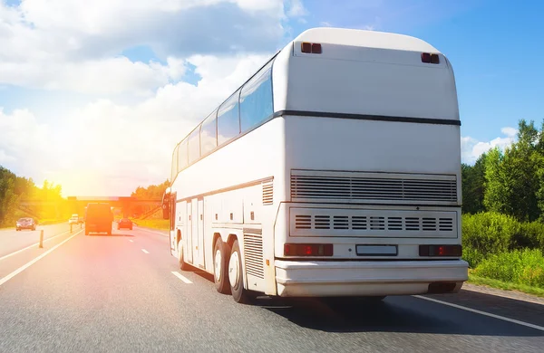 Bus va en autopista en rayos de sol — Foto de Stock