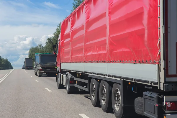 Vrachtwagens gaan op snelweg — Stockfoto