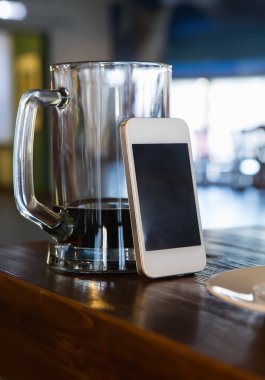 bardak bira ve smartphone üstünde okul sırası