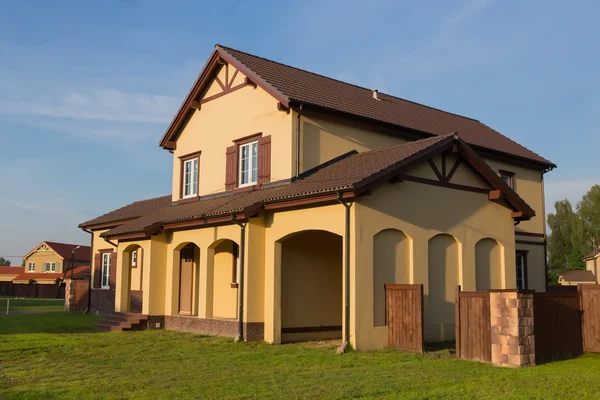 Modernes Ferienhaus bei Sonnenuntergang Nahaufnahme — Stockfoto